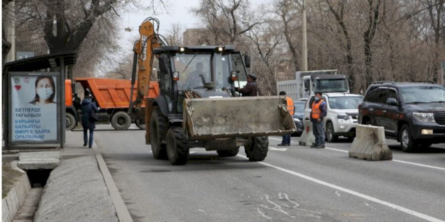 На дорогах Алматы устранено свыше двух тысяч дефектных участков на 242 улицах