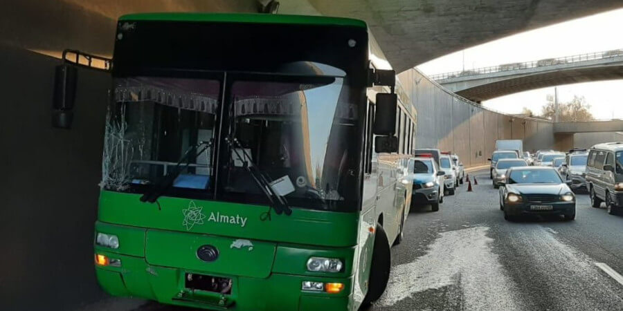 Автобус врезался в бетонную стену развязки, пытаясь избежать столкновения с другим автобусом