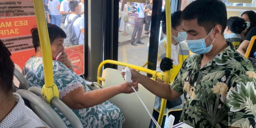 Пассажиров без масок оштрафовали в автобусах Алматы
