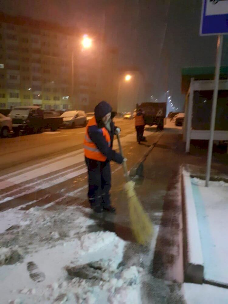 В Алматы проводятся работы по уборке снега