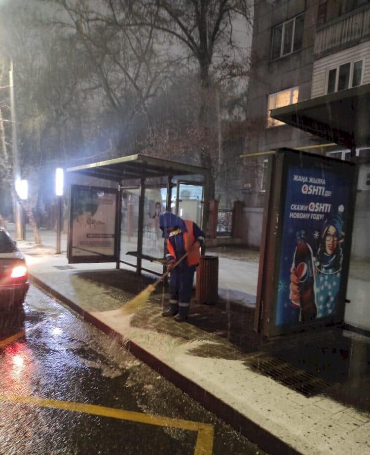 В Алматы проводятся работы по уборке снега