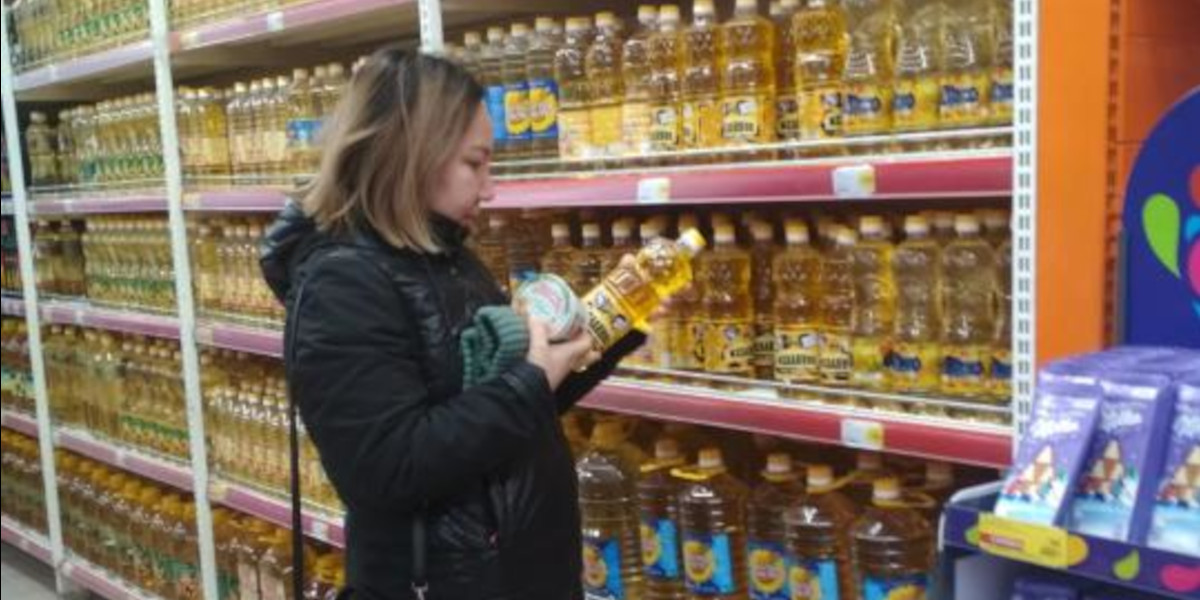 Сотрудники Департамента торговли и защиты прав потребителей по области Абай проводят еженедельно мониторинг цен на СЗПТ